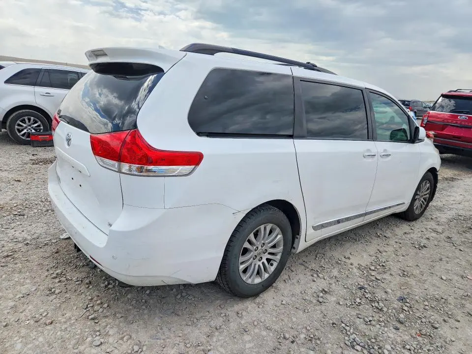 2013 TOYOTA SIENNA XLE 8-PASSENGER  