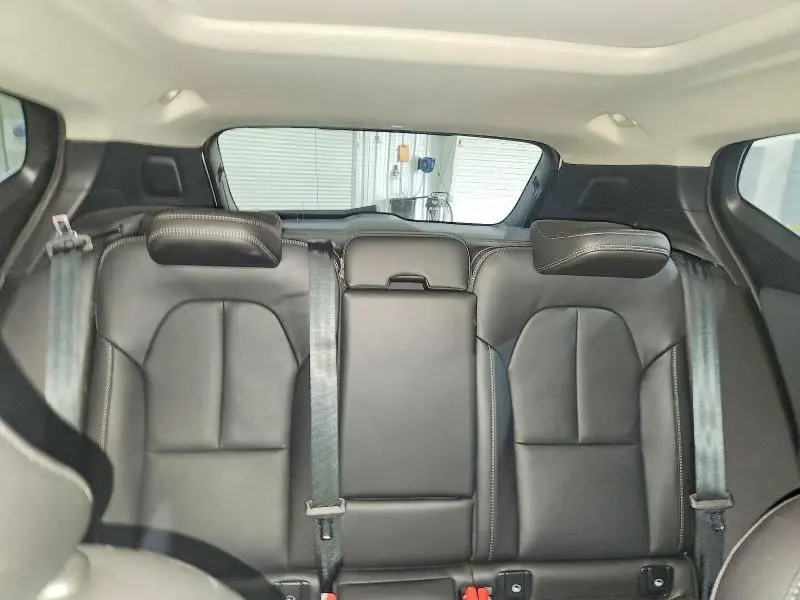 2025 VOLVO XC40 CORE  