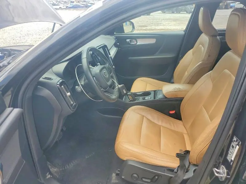 2019 VOLVO XC40 T5 MOMENTUM  