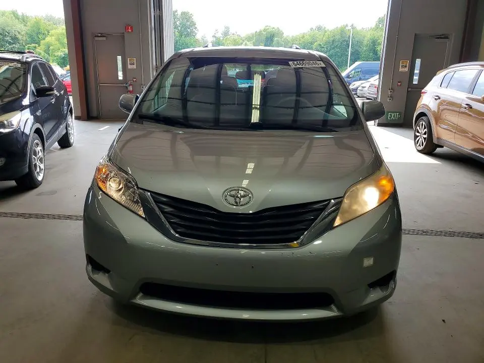 2014 TOYOTA SIENNA LE  