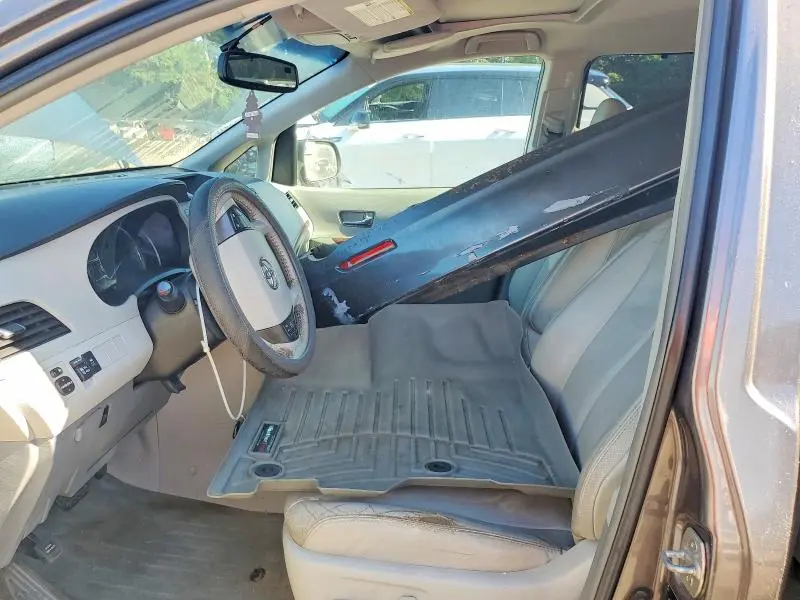 2014 TOYOTA SIENNA XLE 8-PASSENGER  