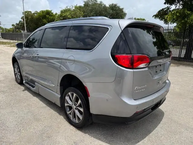 2019 CHRYSLER PACIFICA LIMITED  
