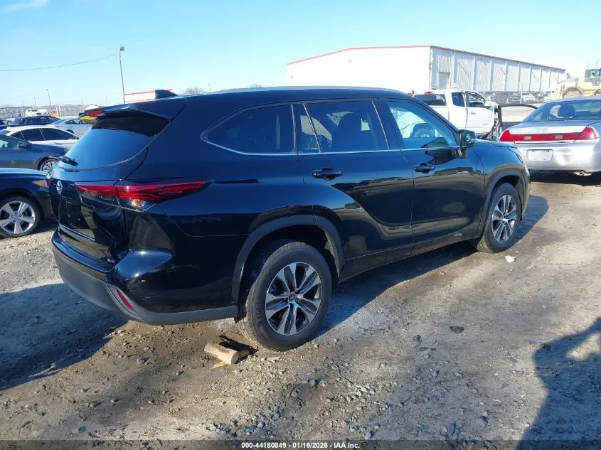 2022 TOYOTA HIGHLANDER XLE