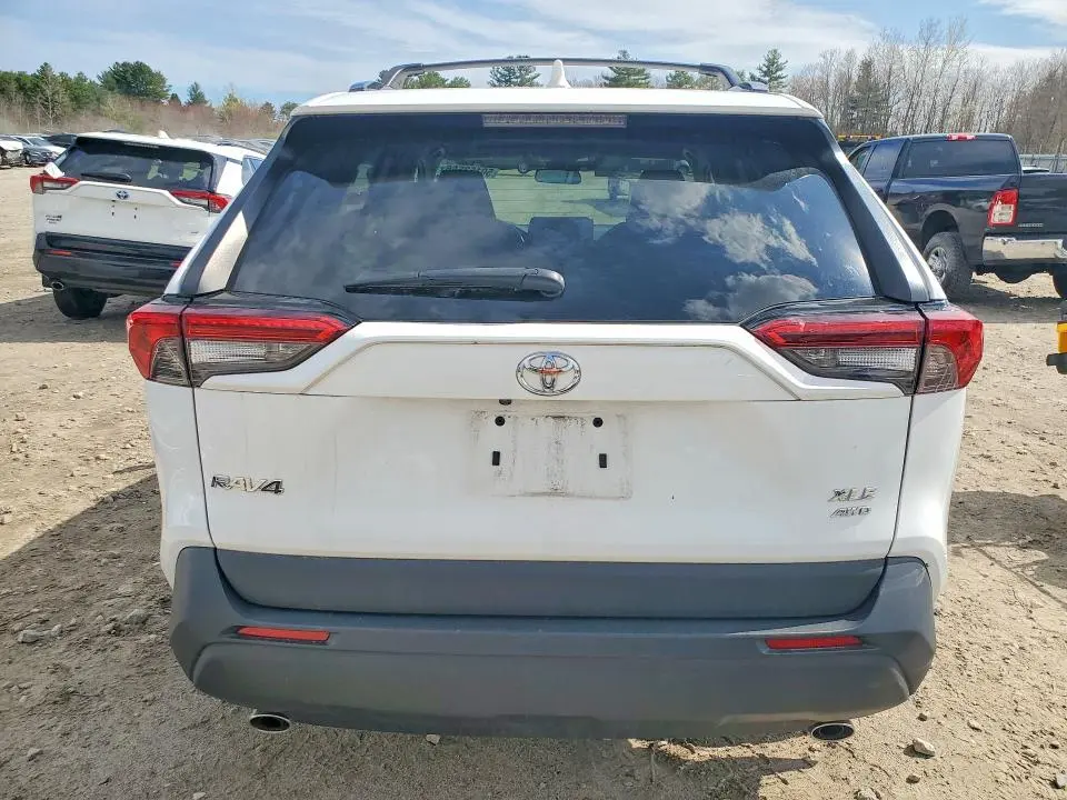 2022 TOYOTA RAV4 XLE  