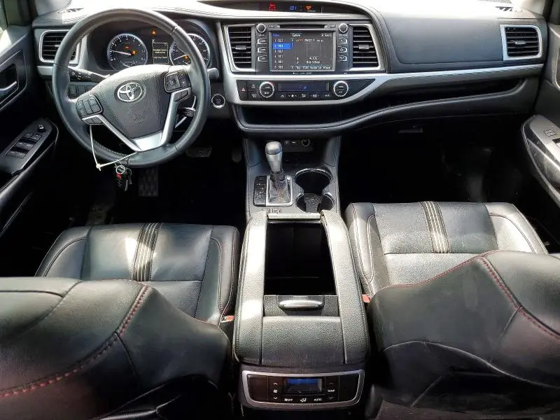 2019 TOYOTA HIGHLANDER SE  