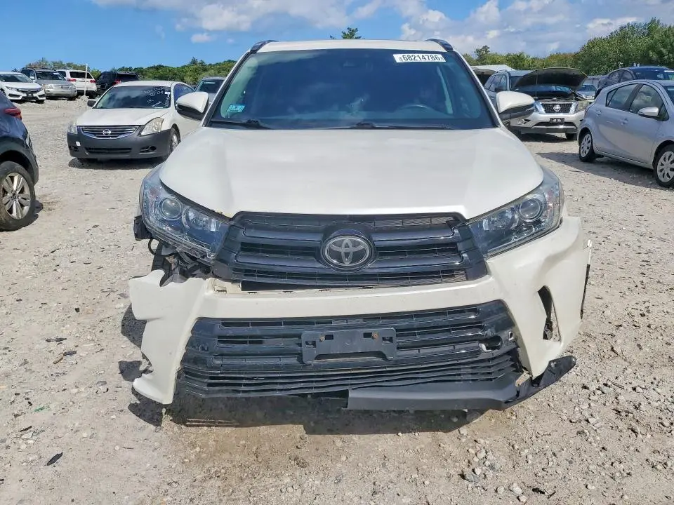 2017 TOYOTA HIGHLANDER SE  