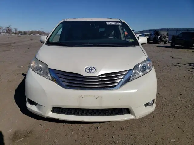 2017 TOYOTA SIENNA XLE  