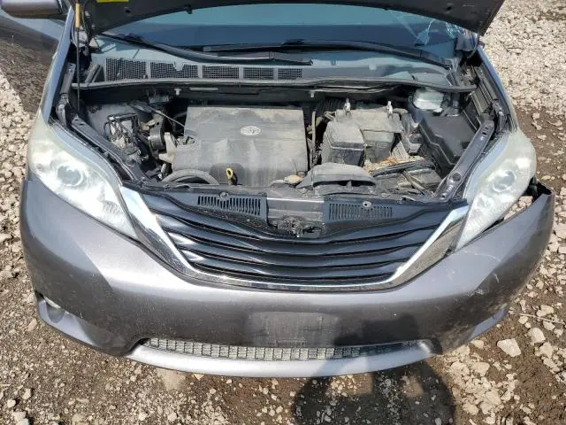2013 TOYOTA SIENNA LE  