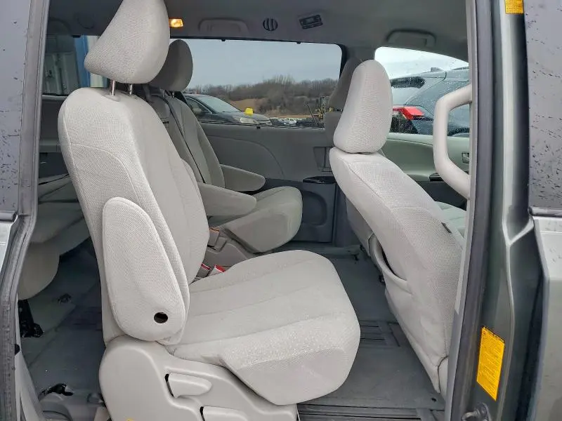 2014 TOYOTA SIENNA LE  