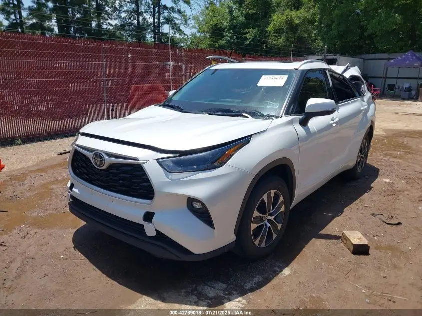2022 TOYOTA HIGHLANDER XLE