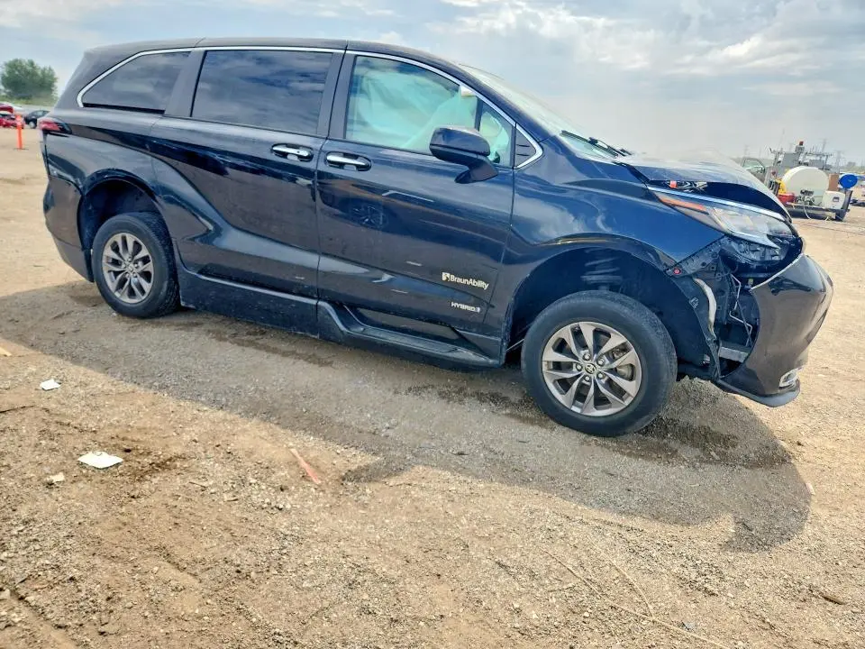 2021 TOYOTA SIENNA XLE  