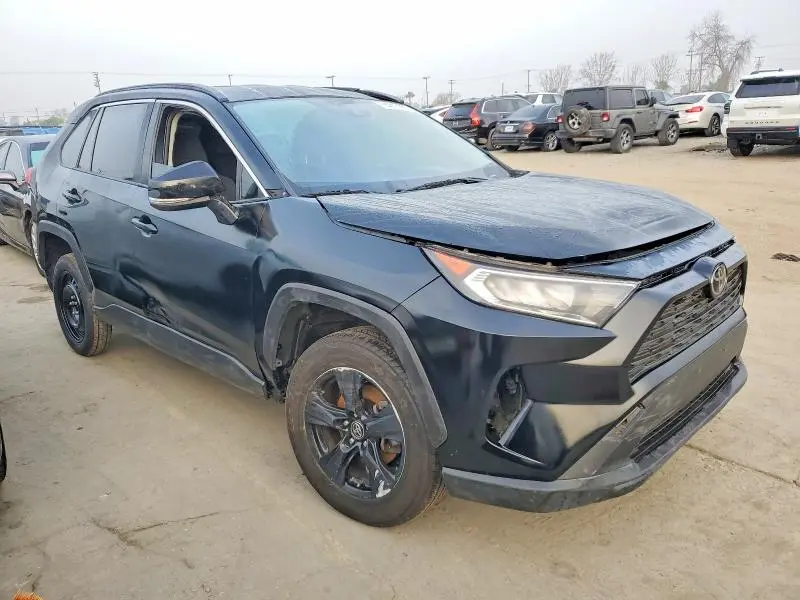2021 TOYOTA RAV4 XLE  