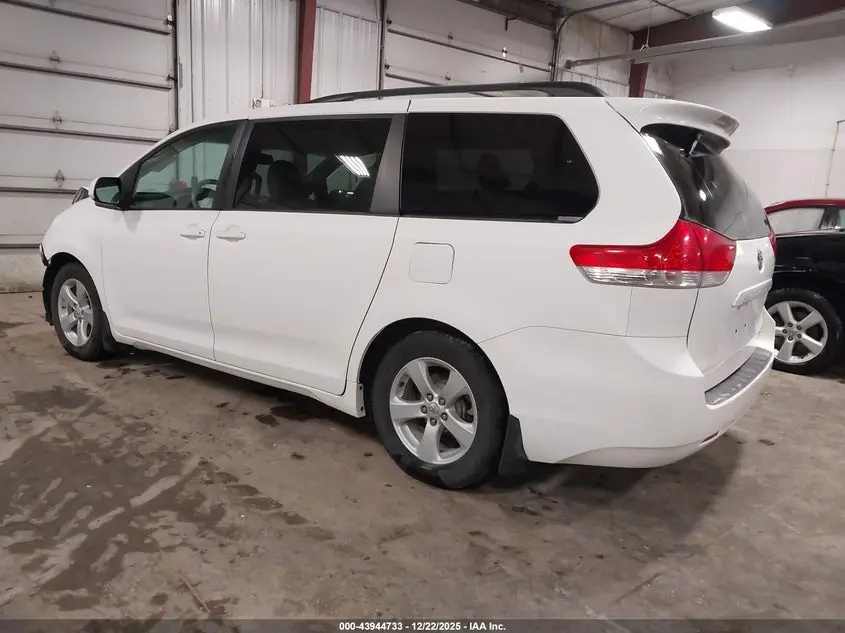 2011 TOYOTA SIENNA LE V6