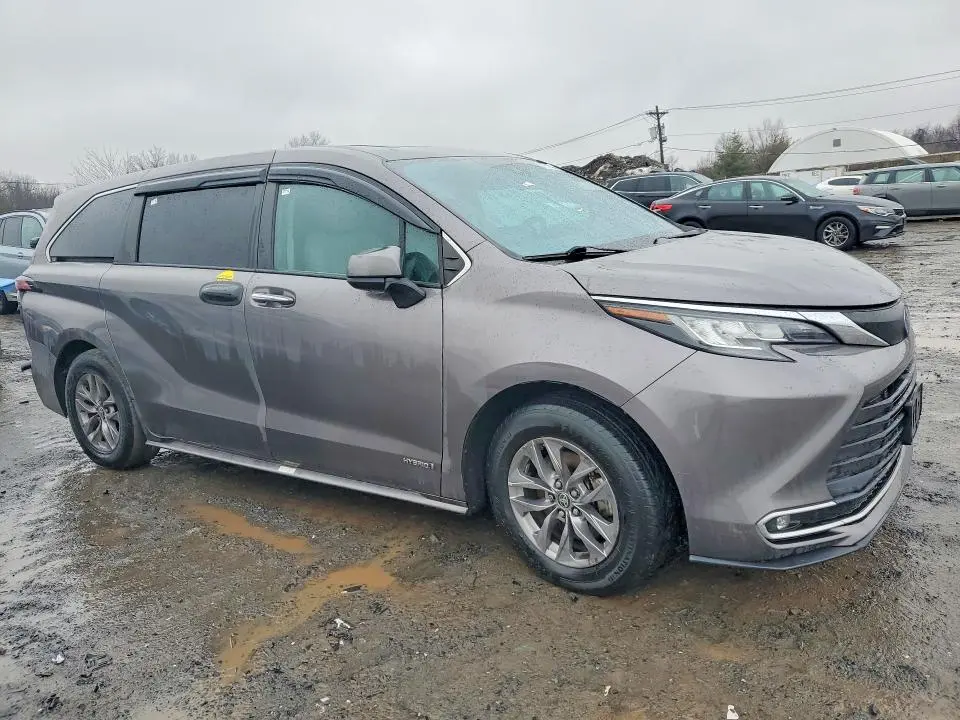 2021 TOYOTA SIENNA   