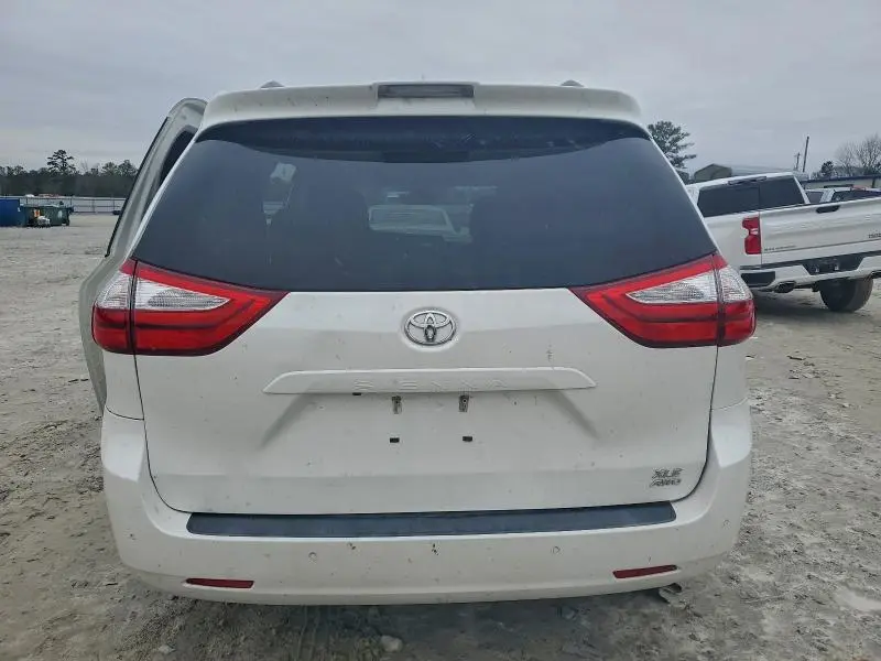 2019 TOYOTA SIENNA XLE  