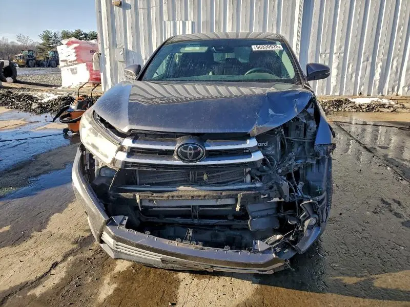 2017 TOYOTA HIGHLANDER LE  