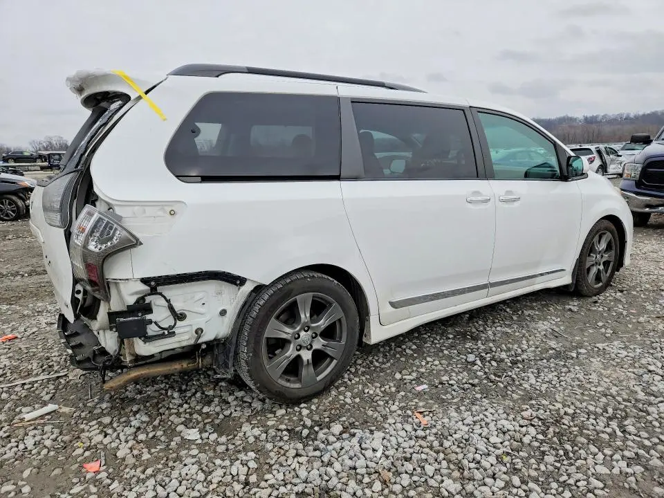 2017 TOYOTA SIENNA   
