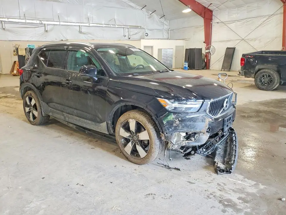 2019 VOLVO XC40 T5 MOMENTUM  