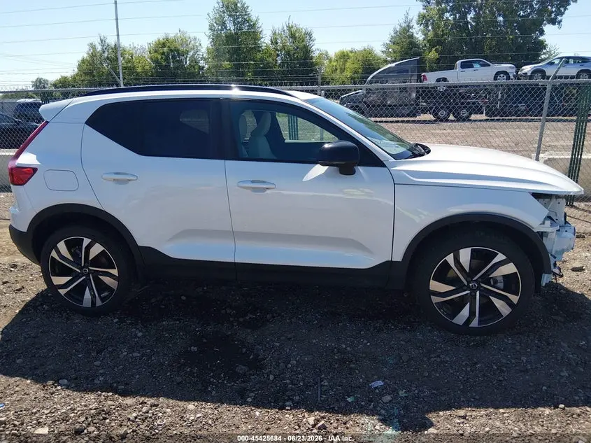 2025 VOLVO XC40 B5 PLUS DARK THEME