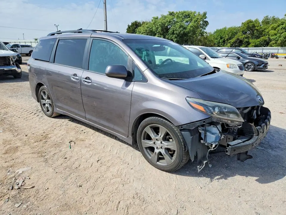2017 TOYOTA SIENNA SE  