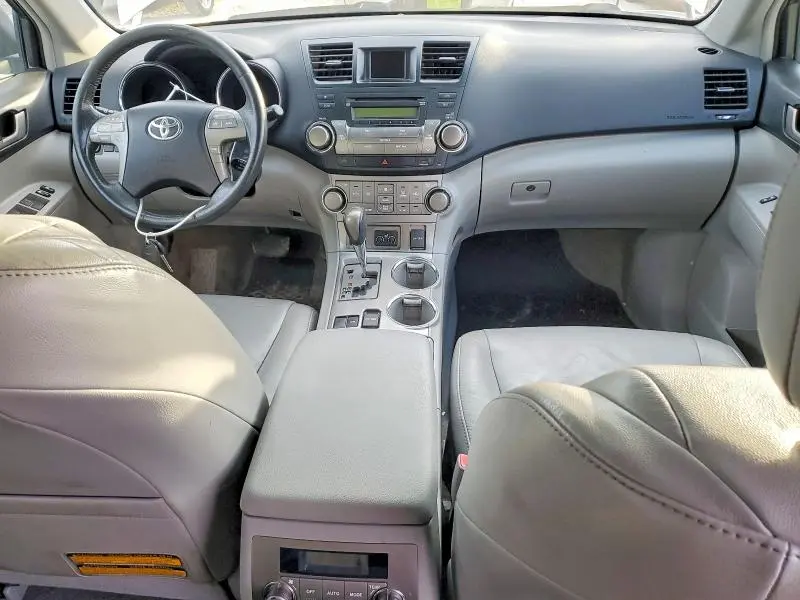 2010 TOYOTA HIGHLANDER SE  