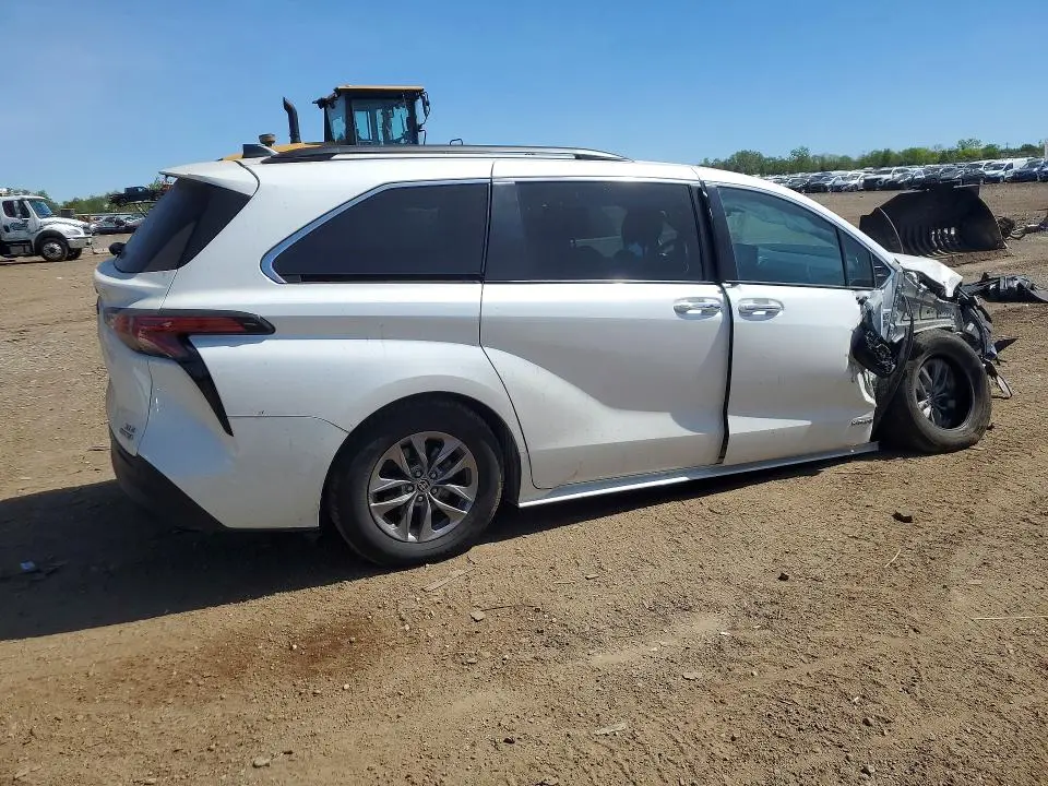 2021 TOYOTA SIENNA XLE  