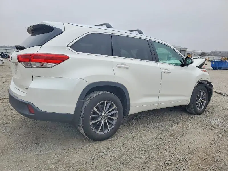 2017 TOYOTA HIGHLANDER SE  