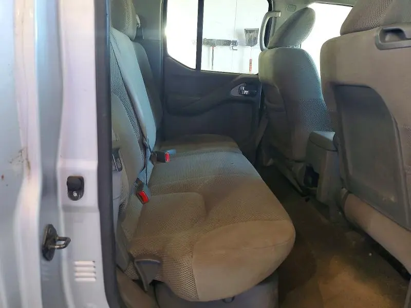 2010 NISSAN FRONTIER SE V6  