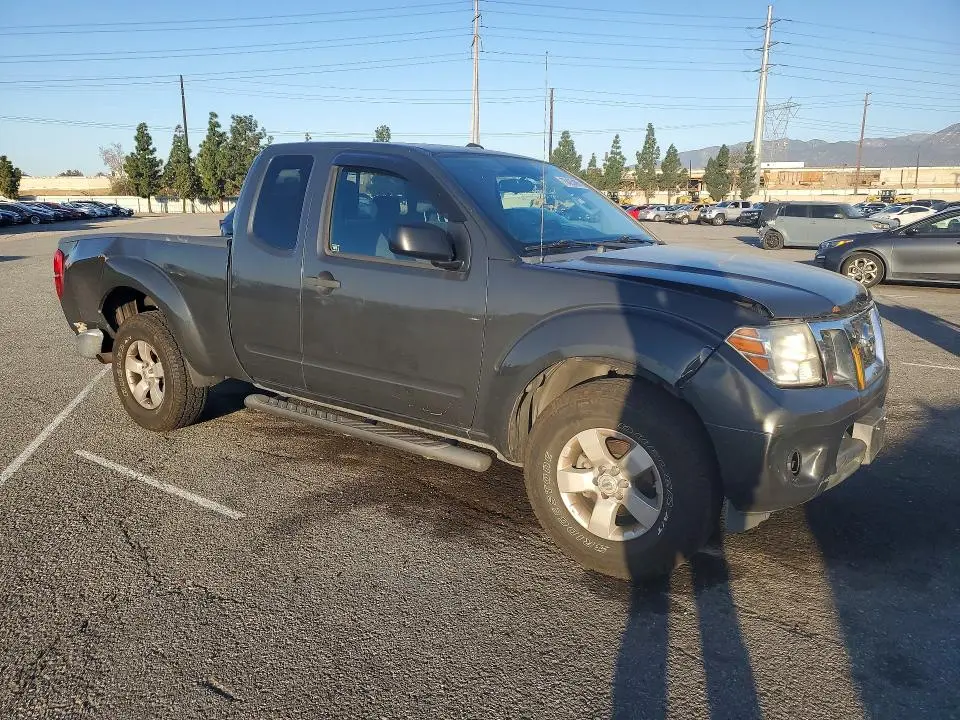 2013 NISSAN FRONTIER SV  