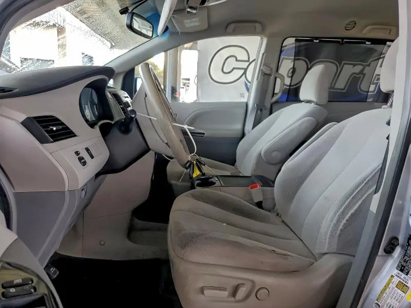 2014 TOYOTA SIENNA LE  