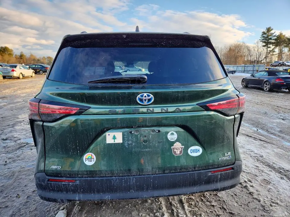 2022 TOYOTA SIENNA LE  