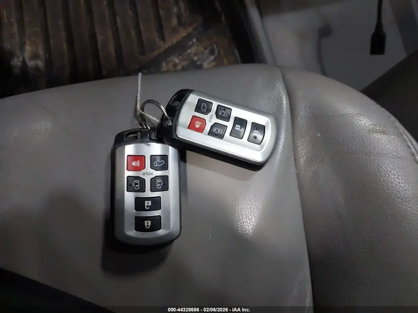 2015 TOYOTA SIENNA XLE 8 PASSENGER