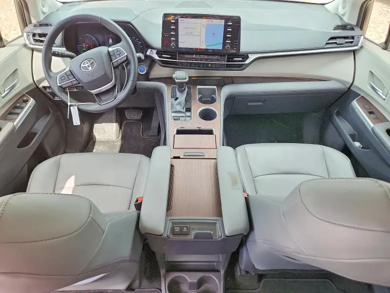 2021 TOYOTA SIENNA XLE  