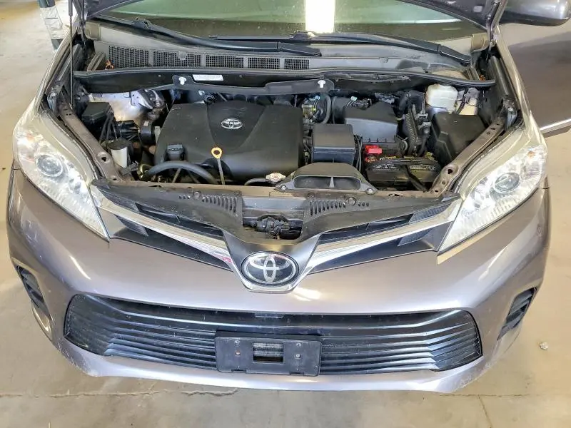 2019 TOYOTA SIENNA LE  