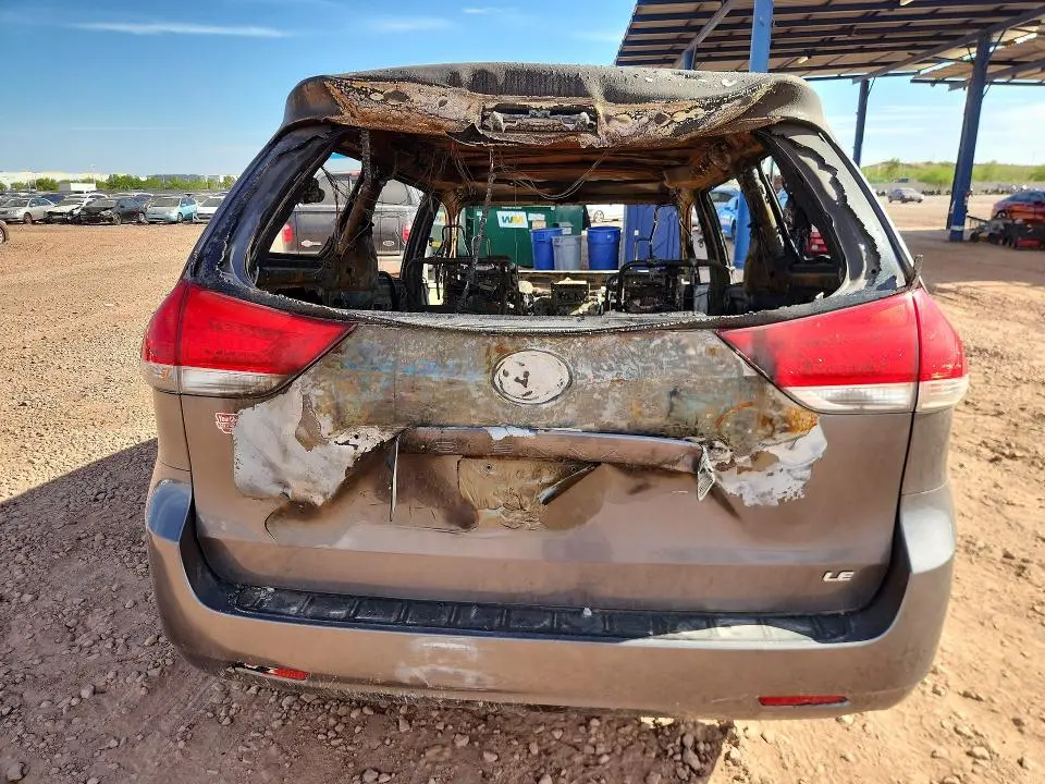 2012 TOYOTA SIENNA LE 8-PASSENGER  