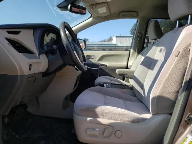 2018 TOYOTA SIENNA LE