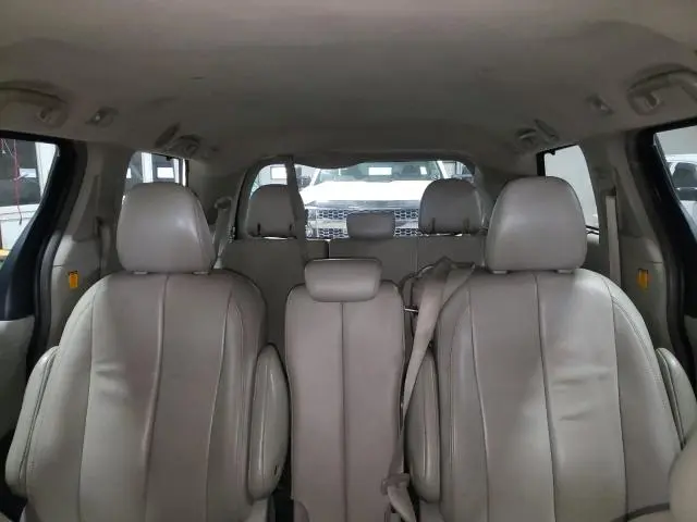 2013 TOYOTA SIENNA XLE  