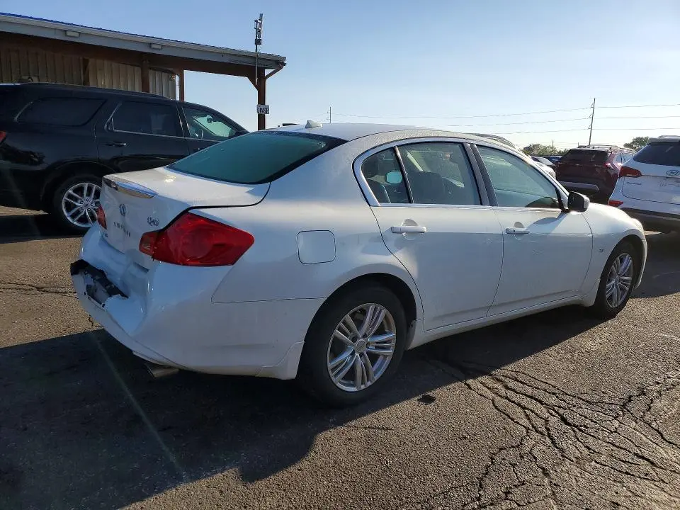 2015 INFINITI Q40 BASE  