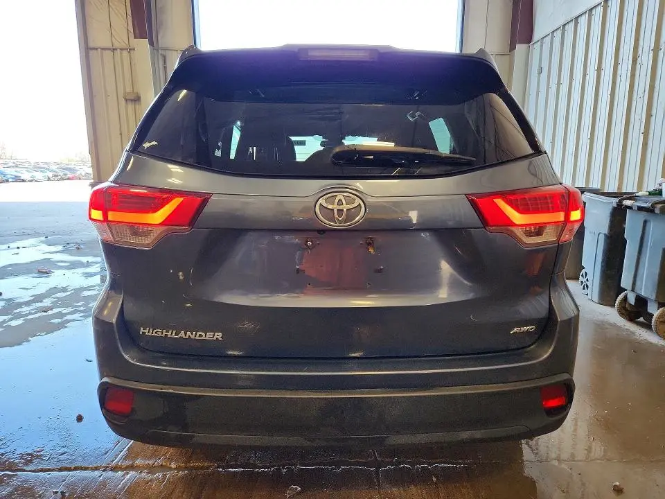 2018 TOYOTA HIGHLANDER LE  