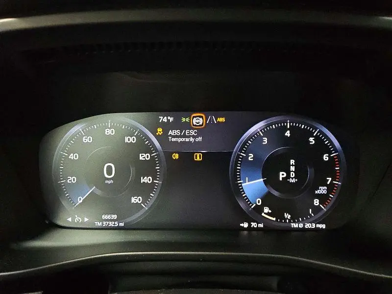 2022 VOLVO XC40 T5 MOMENTUM  