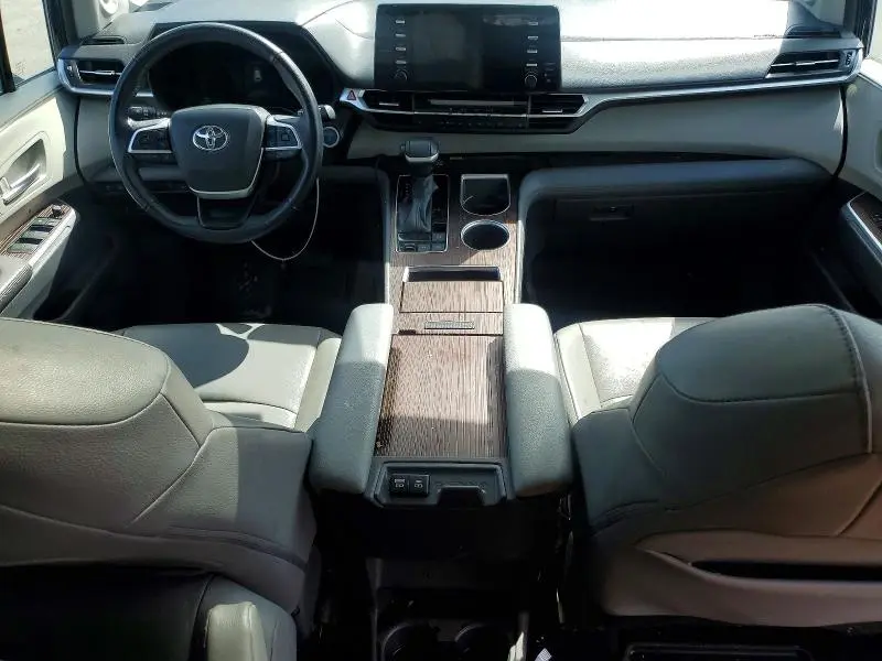 2021 TOYOTA SIENNA XLE  