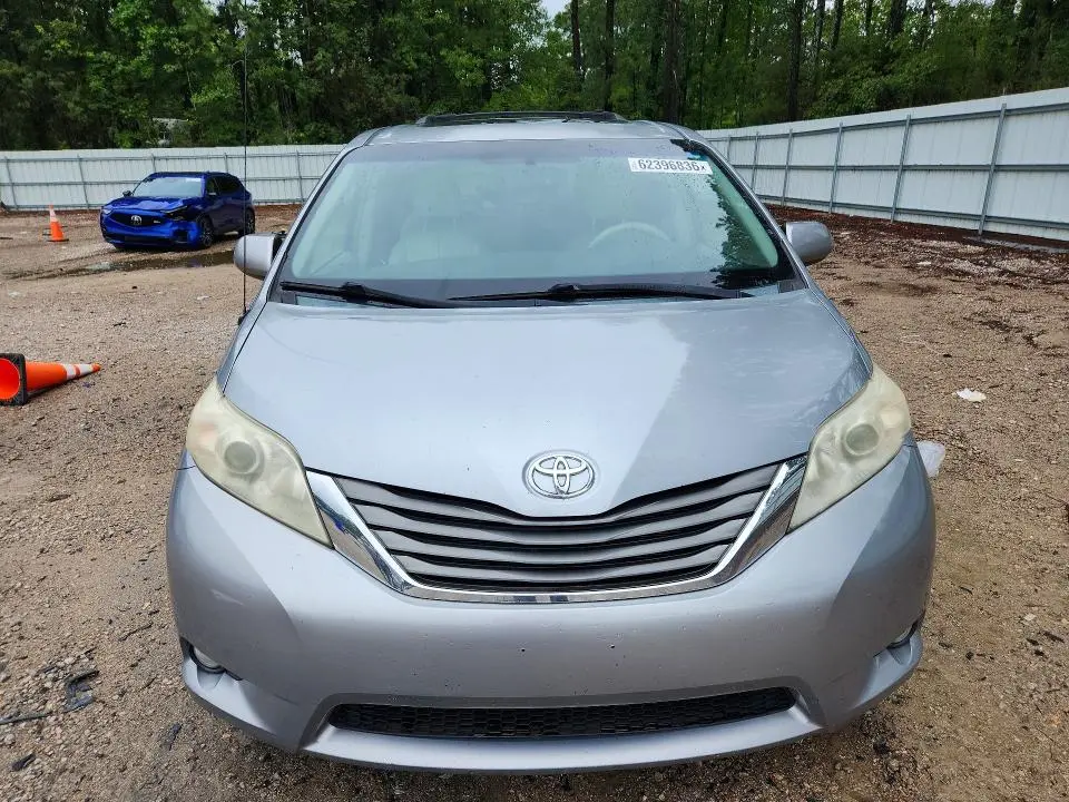 2013 TOYOTA SIENNA XLE 8-PASSENGER  