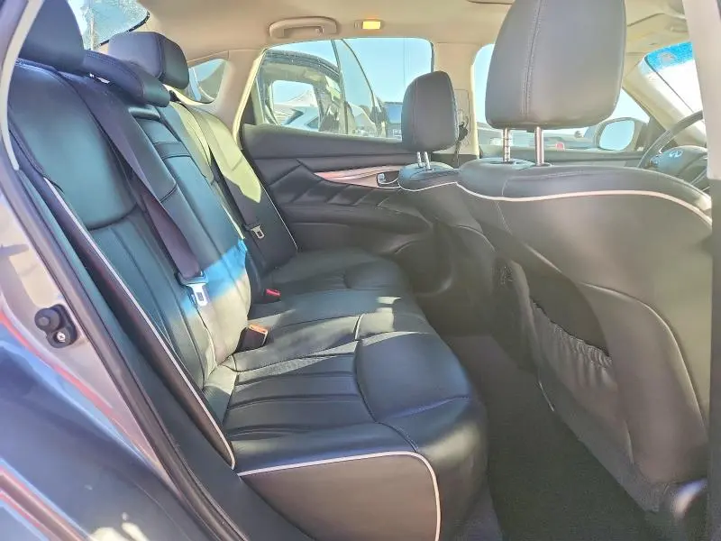 2017 INFINITI Q70 3.7  