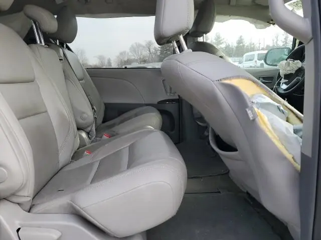 2018 TOYOTA SIENNA XLE  