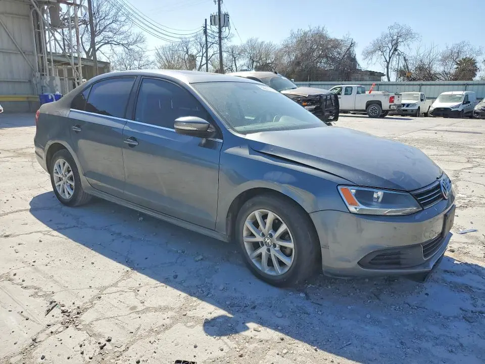 2013 VOLKSWAGEN JETTA SE  