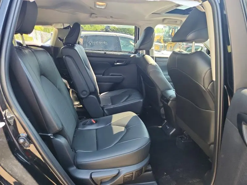 2026 TOYOTA HIGHLANDER XLE  