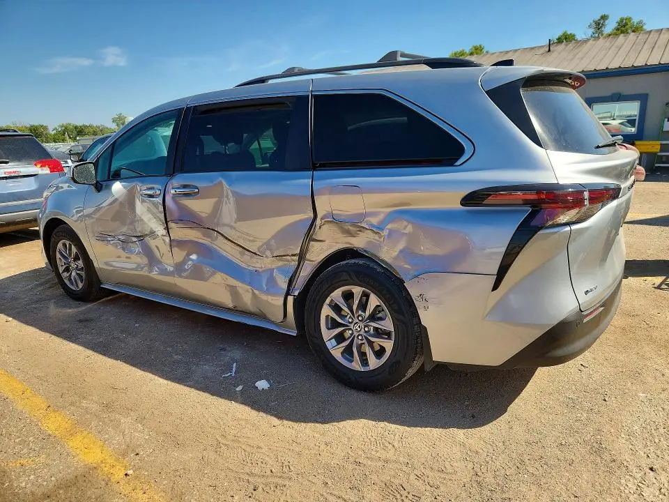 2025 TOYOTA SIENNA XLE 8-PASSENGER  