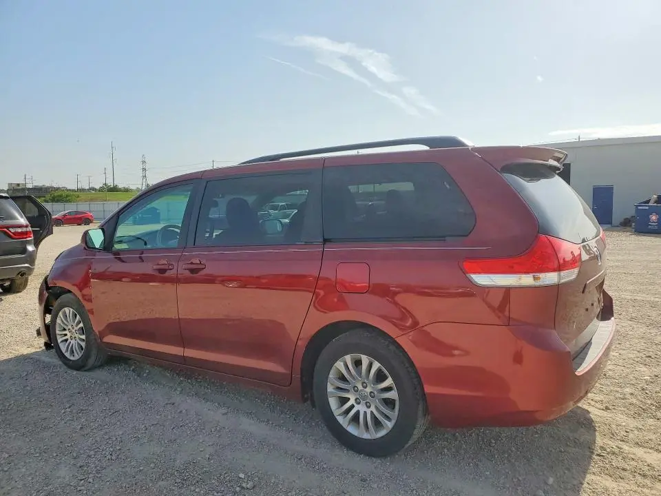 2013 TOYOTA SIENNA XLE 8-PASSENGER  