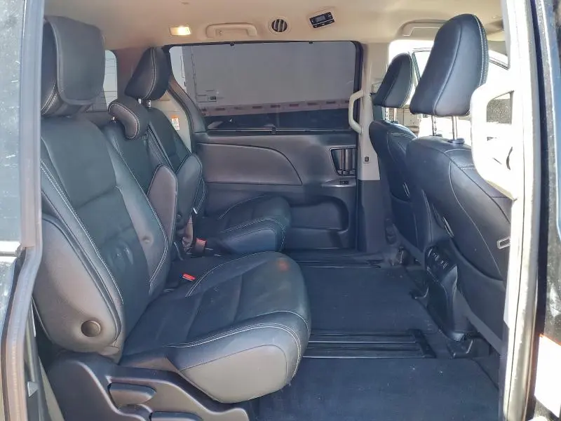 2020 TOYOTA SIENNA SE  