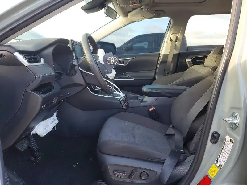 2021 TOYOTA RAV4 XLE  